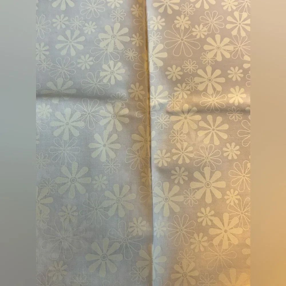 NEW White Texture Floral Print Fat Quarter 18” x 21”